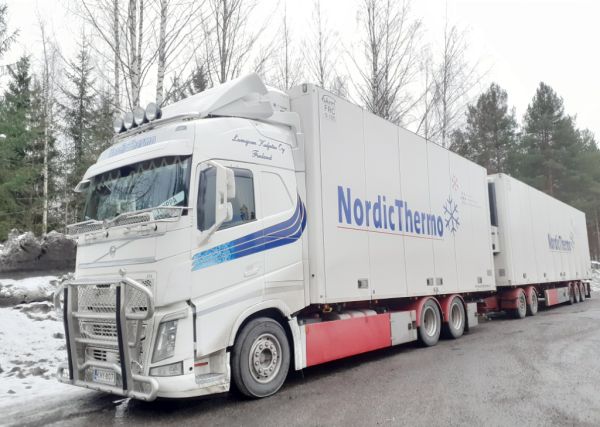 Lumijoen Kuljetuksen Volvo FH
Lumijoen Kuljetus Oy:n Volvo FH täysperävaunuyhdistelmä.
Avainsanat: Lumijoen-Kuljetus Volvo FH Nordic-Thermo Shell Hirvaskangas