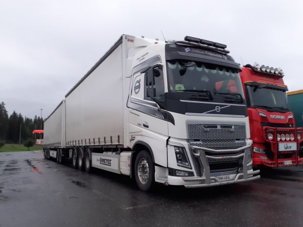 Mäkisen Kuljetusliikkeen Volvo FH540
Mäkisen Kuljetusliikkeen Volvo FH540 täysperävaunuyhdistelmä.
Avainsanat: Mäkinen Volvo FH540 ABC Hirvaskangas