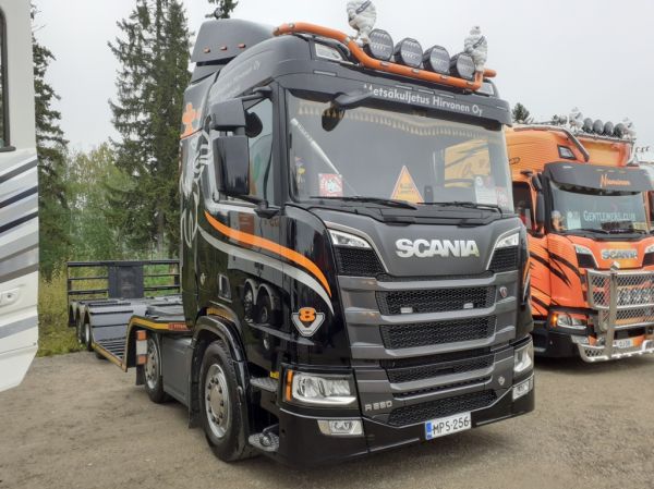 Metsäkuljetus Hirvosen Scania R660
Metsäkuljetus Hirvonen Oy:n Scania R660 koneenkuljetusauto.
Avainsanat: Hirvonen Scania R660 Tahko24