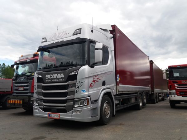 K Minkkisen Scania R500 
K Minkkinen Oy:n Scania R500 hakeyhdistelmä. 
Avainsanat: Minkkinen Scania R500