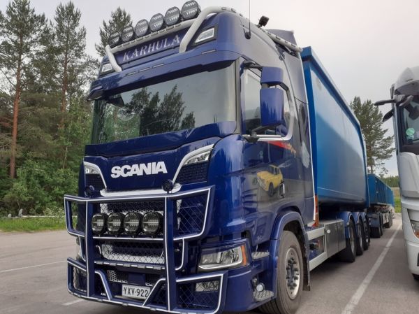 Muhoksen Elintarvikekuljetuksen Scania R660
Muhoksen Elintarvikekuljetus Oy:n Scania R660 täysperävaunuyhdistelmä.
Avainsanat: Muhoksen Elintarvikekuljetus Karhula Scania R660 Shell Hirvaskangas Datsun 100A