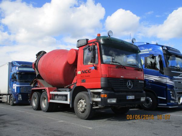 NCC Roadsin MB Actros
NCC Roadsin MB Actros betoniauto.
Avainsanat: NCC Roads MB Actros ABC Hirvaskangas 319