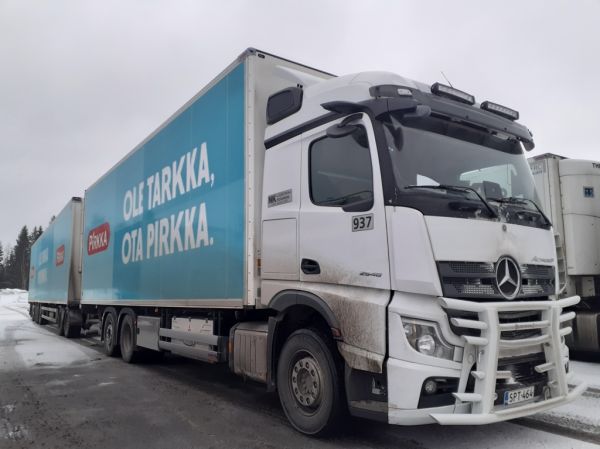 NK-Logistiikan MB 2548 Actros F
NK-Logistiikka Oy:n MB 2548 Actros F täysperävaunuyhdistelmä.
Avainsanat: NK-Logistiikka MB 2548 ActrosF ABC Hirvaskangas 937 Pirkka