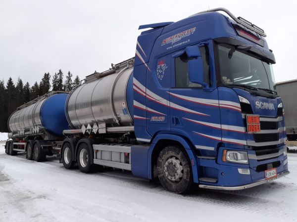 Niinexpressin Scania
Niinexpress Oy:n Scania säiliöyhdistelmä.
Avainsanat: Niinexpress Scania ABC Hirvaskangas