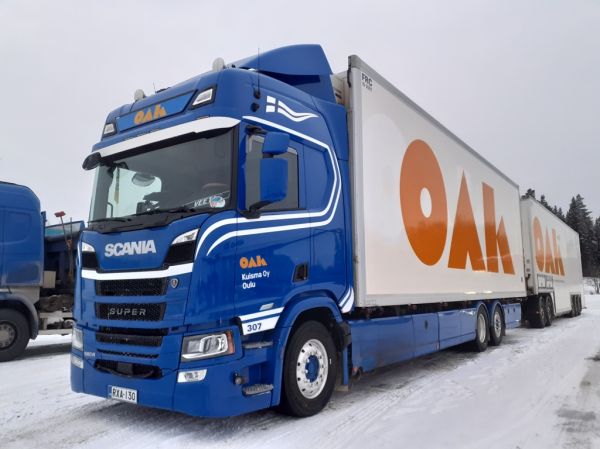 Kuisman Scania 560R
Oulun Autokuljetus Oy:n ajossa oleva Kuisma Oy:n Scania 560R täysperävaunuyhdistelmä.
Avainsanat: Kuisma OAK Scania 560R 307 ABC Hirvaskangas Veeti