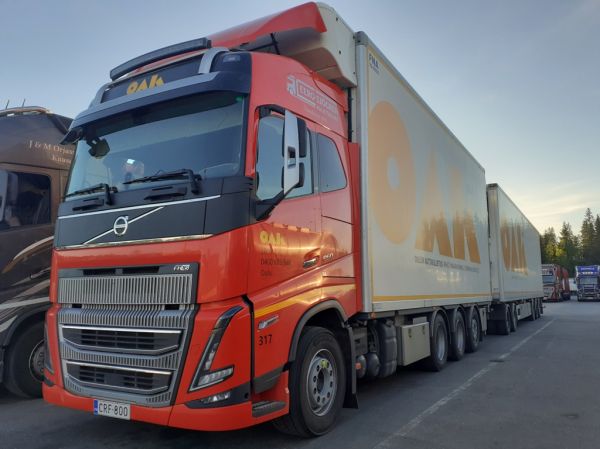 E Sjögrenin Volvo FH16
Oulun Autokuljetus Oy:n ajossa oleva E Sjögren Oy:n Volvo FH16 täysperävaunuyhdistelmä.
Avainsanat: Sjögren OAK Oulun Autokuljetus Volvo FH16 ABC Hirvaskangas 317