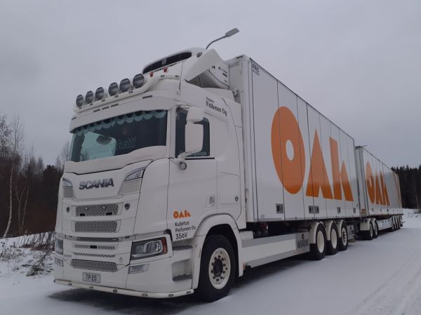 Kuljetus Peltosen Scania R660
Oulun Autokuljetuksen ajossa oleva Kuljetus Peltonen Oy:n Scania R660 täysperävaunuyhdistelmä.
Avainsanat: Peltonen OAK Valio Scania R660 356 356V Hirvaskangas