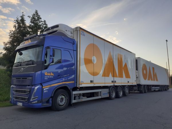 Met Äs-sän Volvo FH500
Oulun Autokuljetuksen ajossa oleva Met ÄS-SÄ Oy:n Volvo FH500 täysperävaunuyhdistelmä. 
Avainsanat: OAK Met-ÄS-SÄ Volvo FH ABC Hirvaskangas 391