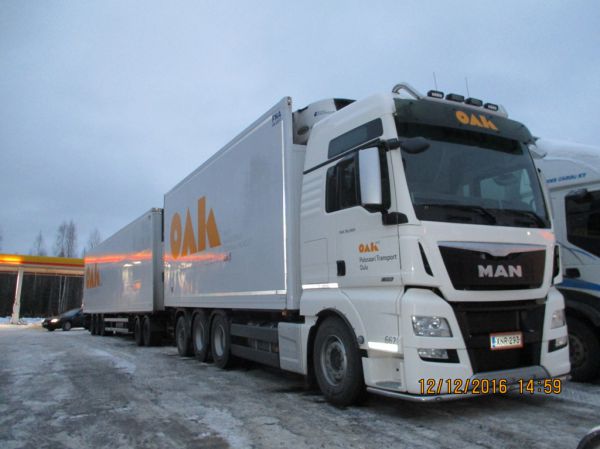 Palosaari Transportin MAN TGX 35.560
Oulun Autokuljetus Oy:n ajossa oleva Palosaari Transportin  MAN TGX 35.560 täysperävaunuyhdistelmä.
Avainsanat: Palosaari Transport OAK MAN TGX 35.560 Shell Hirvaskangas 662