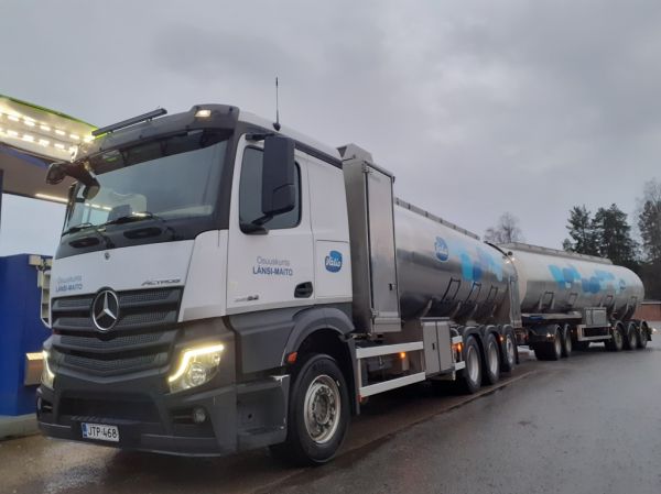 Osuuskunta Länsi-Maidon MB 2652 Actros
Osuuskunta Länsi-Maidon MB 2652 Actros säiliöyhdistelmä.
Avainsanat: Valio Länsi-Maito MB 2652 Actros Neste