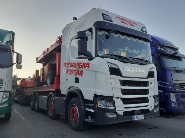 P Niskan Scania R660
P Niska Oy:n Scania R660 täysperävaunuyhdistelmä.
Avainsanat: Niska Scania R660 ABC Hirvaskangas