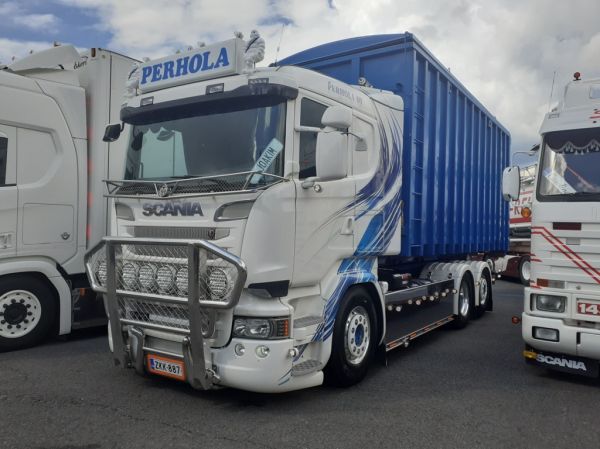 Perholan Scania R520
Perhola Oy:n Scania R520 koukkulava-auto.
Avainsanat: Perhola Scania R520 Himos24 Joakim