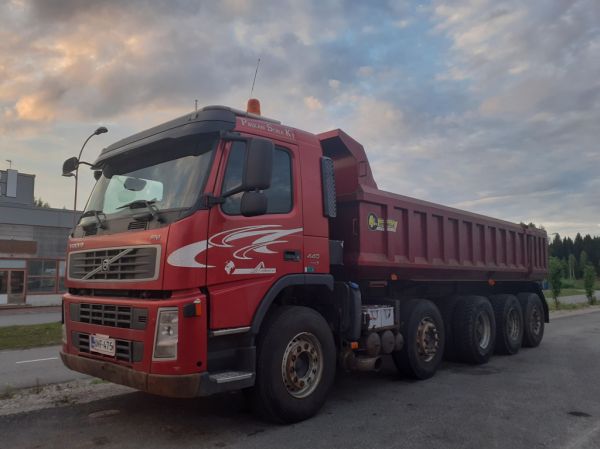 Pirkan Soran Volvo FM440
Pirkan Sora Ky:n Volvo FM440 maansiirtoauto.
Avainsanat: Pirkan Sora Volvo FM440 Hirvaskangas