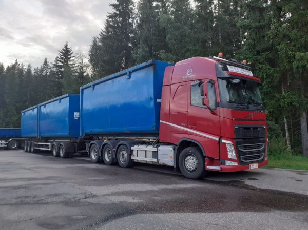 Plus Tradingin Volvo FH540
Plus Trading Oy:n Volvo FH540 täysperävaunuyhdistelmä.
Avainsanat: PlusTrading Volvo FH540 ABC Hirvaskangas