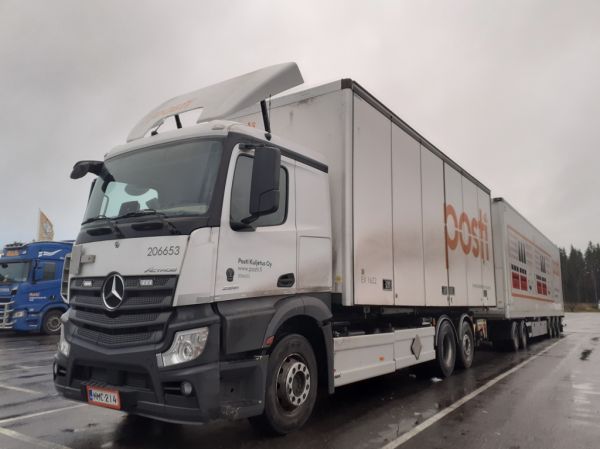 Posti Kuljetuksen MB 2551 Actros
Posti Kuljetus Oy:n MB 2551 Actros täysperävaunuyhdistelmä.

Avainsanat: Posti MB 2551 Actros ABC Hirvaskangas 206653