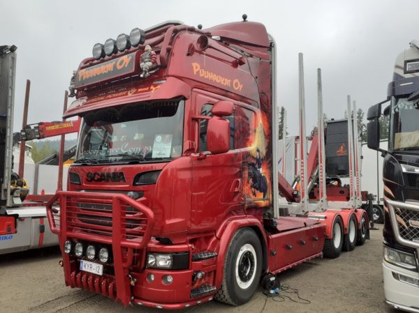 Puuhaukkojen Scania R730
Puuhaukat Oy:n Scania R730 puutavara-auto.
Avainsanat: Puuhaukat Scania R730 Tahko24