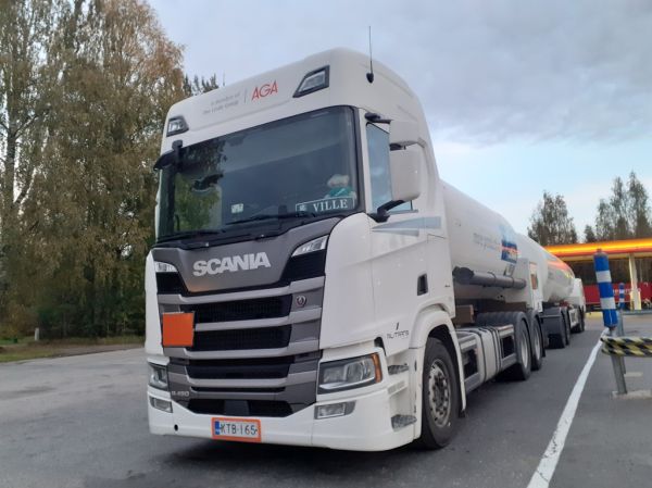 RL-Transin Scania R450
Oy RL-Trans Ab:n Scania R450 säiliöyhdistelmä.
Avainsanat: RL-Trans Scania R450 Shell Hirvaskangas 974 Ville