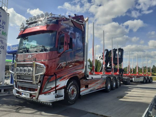 R.M. Enberg Transportin Volvo FH16
R.M. Enberg Transport AB:n Volvo FH16 "Lainey Wilson" puutavarayhdistelmä.
Avainsanat: Enberg Volvo FH16 Lainey Wilson Neste Jalastuuli