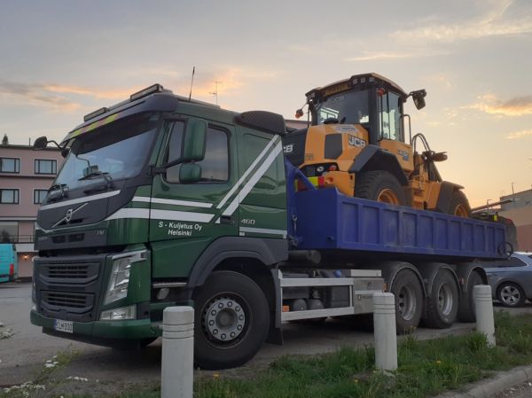 S-Kuljetuksen Volvo FM460
S-Kuljetus Oy:n Volvo FM460 vaihtolava-auto.
Avainsanat: S-Kuljetus Volvo FM460