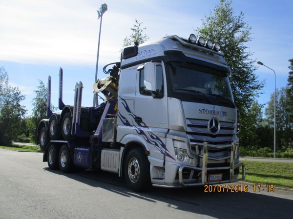 SK-Transin MB 2653 Actros
SK-Trans Ab Oy:n nosturilla varustettu MB 2653 Actros.
Avainsanat: SK-Trans Storbjörk MB 2653 Actros ABC