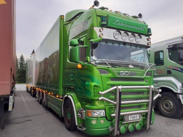 S Lähteenmäen Scania R500
S Lähteenmäki Oy:n Scania R500 "Legend" täysperävaunuyhdistelmä.
Avainsanat: Lähteenmäki Scania R500 Legend ABC Hirvaskangas