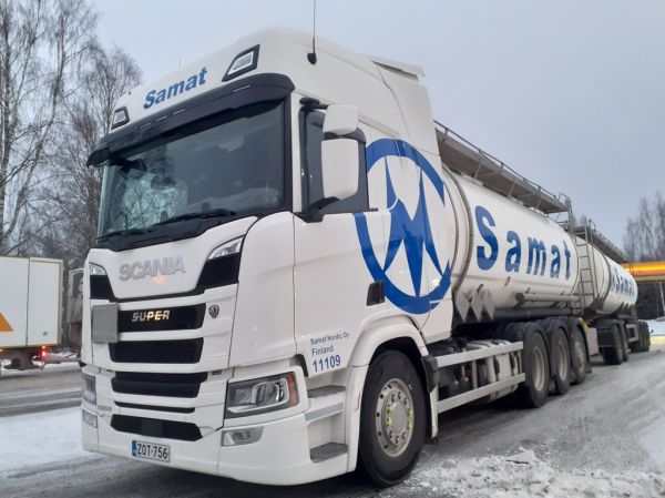 Samat Nordicin Scania 560R
Samat Nordic Oy:n Scania 560R säiliöyhdistelmä.
Avainsanat: Samat Nordic Scania 560R Shell Hirvaskangas 11109