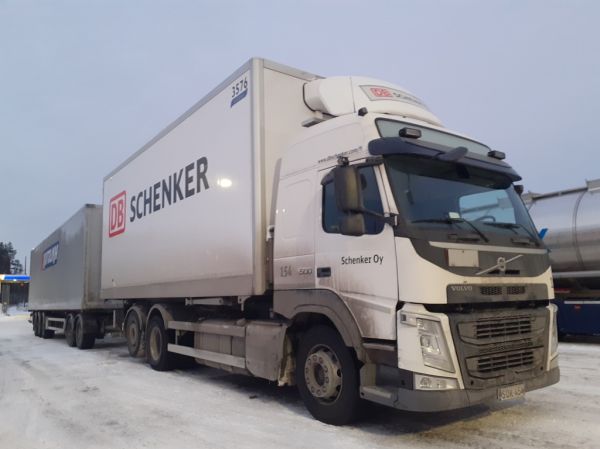 Schenkerin Volvo FM500
Schenker Oy:n Volvo FM500 täysperävaunuyhdistelmä.
Avainsanat: Schenker Volvo FM500 ABC Hirvaskangas 154 Kiitolinja