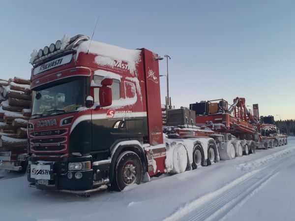 Silvasti Transportin Scania R730
Silvasti Transportin Scania R730 lavettiyhdistelmä.
Avainsanat: Silvasti Scania R730 ABC Hirvaskangas