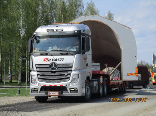 Silvasti Heavyn MB 3351 Actros 
Silvasti Heavy Oy:n MB 3351 Actros lavettiyhdistelmä tuomassa lastia Äänekosken biotuotetehtaan työmaalle.
Avainsanat: Silvasti Heavy MB 3351 Actros Erikoiskuljetus Joppe