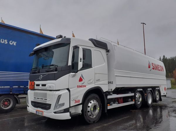 Simeonin Volvo FM500
Kiitosimeon Oy:n Volvo FM500 säiliöauto.
Avainsanat: Kiitosimeon Simeon Volvo FM500 ABC Hirvaskangas 368