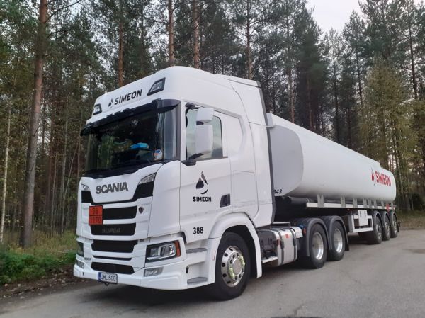 Simeonin Scania 500R
Kiitosimeon Oy:n Scania 500R puoliperävaunuyhdistelmä.
Avainsanat: Kiitosimeon Simeon Scania 500R Shell Hirvaskangas 388