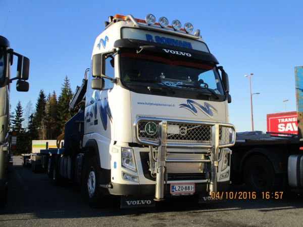 Kuljetus P Sorvarin Volvo FH500
Kuljetus P Sorvari Oy:n nosturilla varustettu Volvo FH500 täysperävaunuyhdistelmä.
Avainsanat: Sorvari Volvo FH500 ABC Hirvaskangas 8