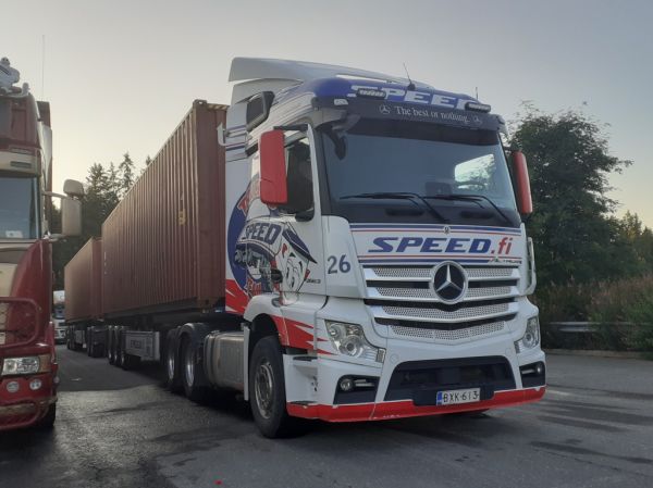 Speedin MB 2663 Actros
Speed Oy:n MB 2633 Actros HCT-yhdistelmä.
Avainsanat: Speed Trucking Team MB 2663 Actros Hct ABC Hirvaskangas 26