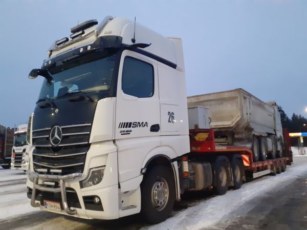 Suomen Maa-autojen MB 2663 Actros
Suomen Maa-autot Oy:n MB 2663 Actros lavettiyhdistelmä.
Avainsanat: SMA Suomen Maa-autot MB 2663 Actros ABC Hirvaskangas 26