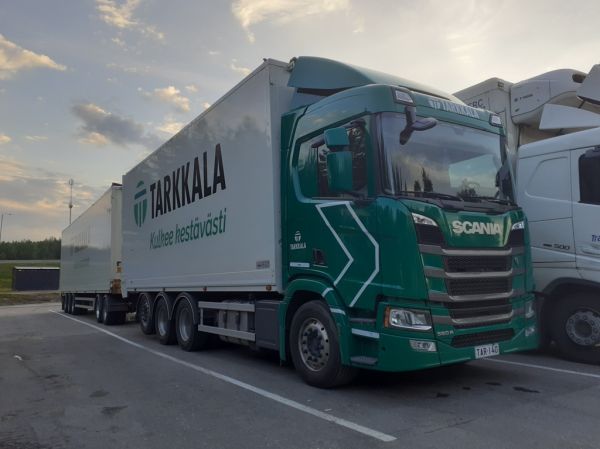 Tarkkalan Kuljetuksen Scania 560R
Tarkkalan Kuljetus Oy:n Scania 560R hakeyhdistelmä.
Avainsanat: Tarkkala Scania 560R Shell Hirvaskangas