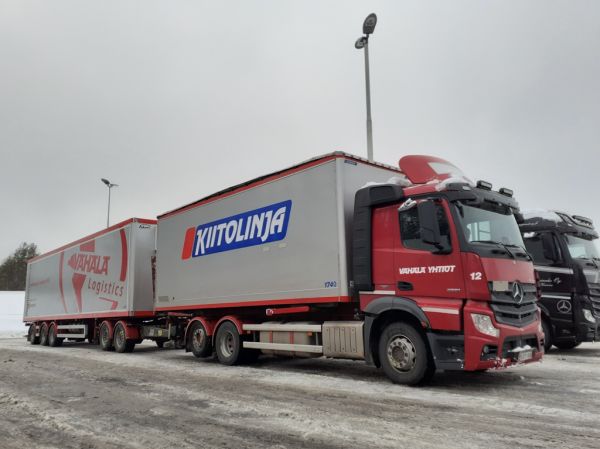 Vähälä-Yhtiöiden MB 2551 Actros
Vähälä-Yhtiöiden MB 2551 Actros täysperävaunuyhdistelmä.
Avainsanat: Vähälä MB 2551 Actros Shell Hirvaskangas 12 Kiitolinja