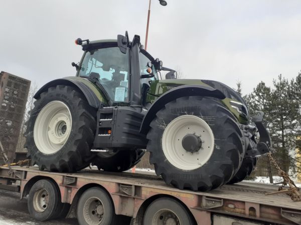 Valtra traktori
Toinen Puolaan matkalla oleva Valtra traktori.
Avainsanat: Valtra Traktori ABC Hirvaskangas