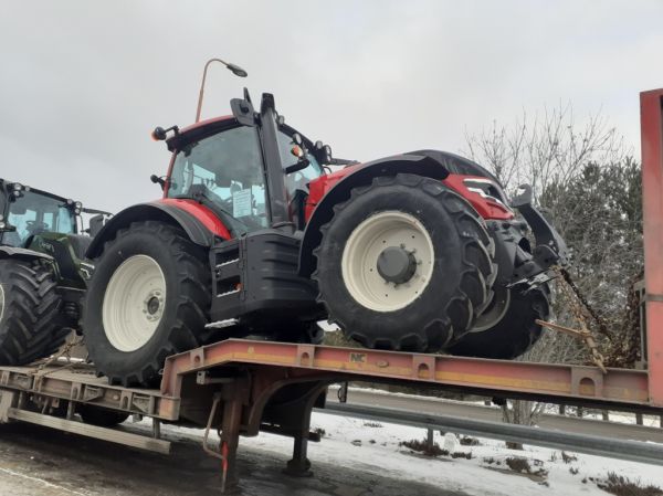 Valtra traktori
Kolmas Puolaan matkalla oleva Valtra traktori.
Avainsanat: Valtra Traktori ABC Hirvaskangas