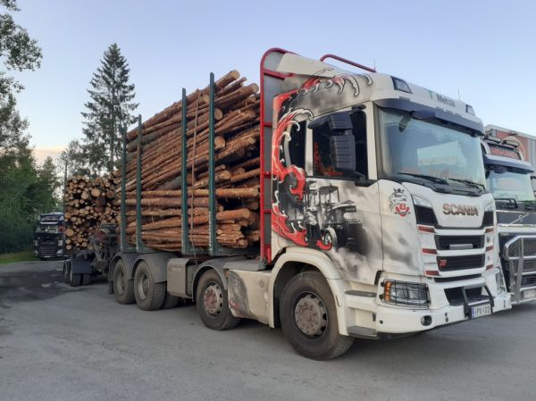 Velj. Vartiamäen Scania R660XT
Velj. Vartiamäki Oy:n Scania R660XT puutavarayhdistelmä.
Avainsanat: Vartiamäki Scania R660XT Neste