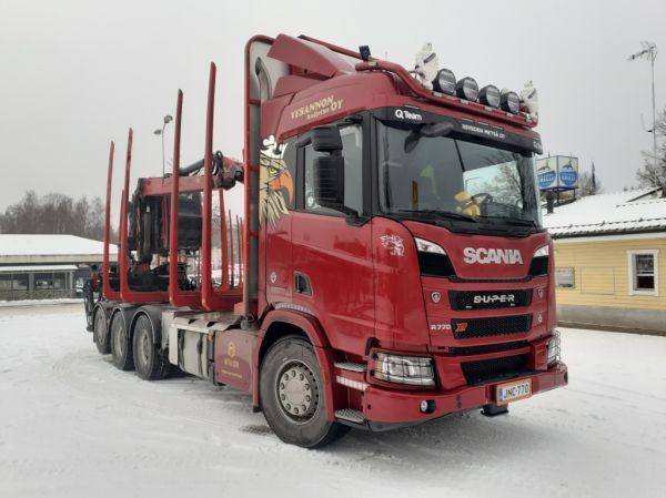 Vesannon Kuljetuksen Scania R770 XT
Vesannon Kuljetus Oy:n Scania R770 XT puutavarayhdistelmä.
Avainsanat: Vesannon Kuljetus Scania R730XT