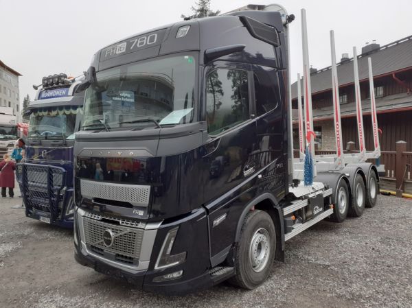 Volvo FH16
Volvo FH16 puutavara-auto.
Avainsanat: Volvo FH16 Tahko24