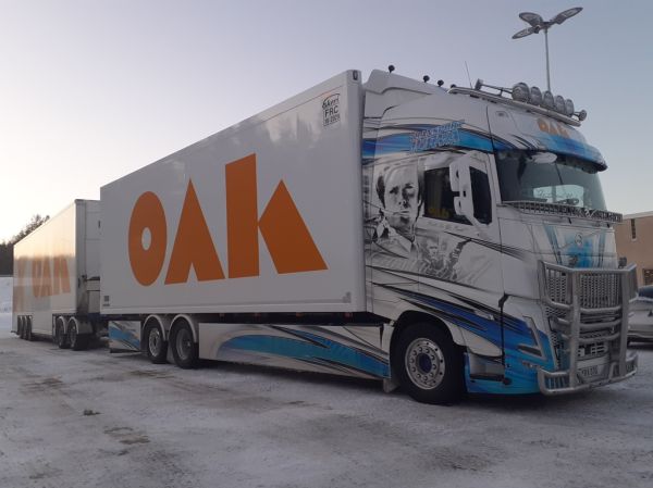 Transport Jurvan Volvo FH16
Oulun Autokuljetuksen ajossa oleva Transport Jurvan Volvo FH16 "Clint Eastwood"  täysperävaunuyhdistelmä.
Avainsanat: OAK Jurva Volvo FH16 Shell Hirvaskangas 370 Clint Eastwood Harry Callahan Likainen Harry Dirty Harry Go Ahead Make My Day