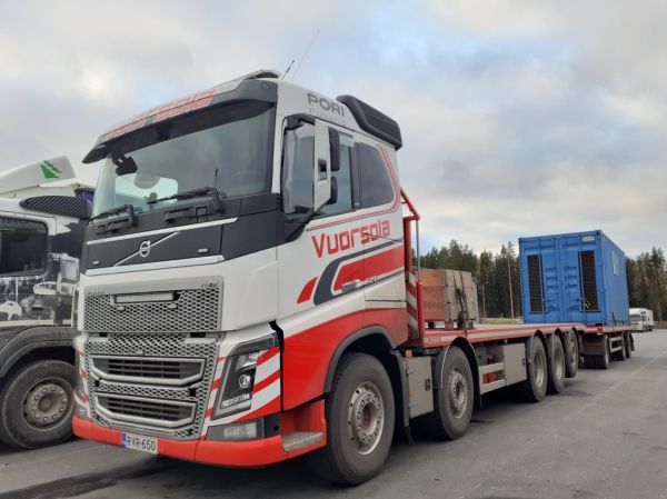 Vuorsolan Volvo FH16
Vuorsola Oy:n Volvo FH16 täysperävaunuyhdistelmä.
Avainsanat: Vuorsola Volvo FH16 ABC Hirvaskangas