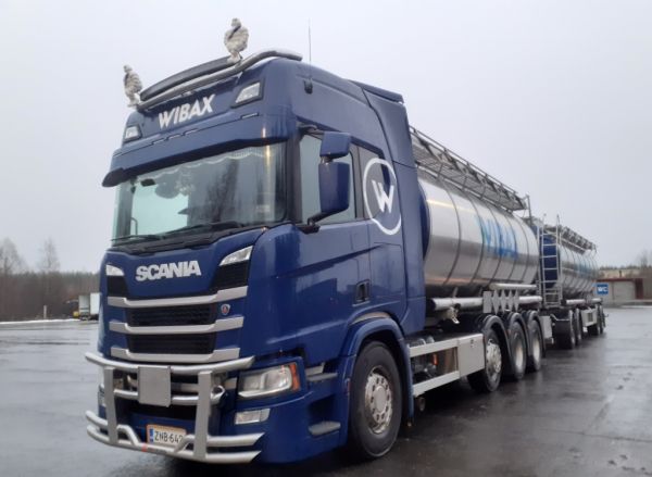 Wibaxin Scania
Wibax Oy:n Scania säiliöyhdistelmä.
Avainsanat: Wibax Scania ABC Hirvaskangas