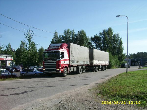 Kuljetusliike Pölläsen Scania 144
Lappeenrantalaisen Kuljetusliike Pöllänen Ky:n Scania 144 täysperävaunuyhdistelmä. 
Avainsanat: Pöllänen Scania 144