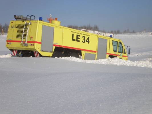 Sukelsi
 Sattu sitä ammattimiehillekkin..  oli vähän lunta, ei auttanut 700hv ja 6x6.
Avainsanat: 6x6