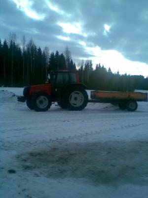 valtra6550 ja velsan '17tn maansiirto kärrit':D
kyllä maa liikkuu:p
Avainsanat: valtra 6550 velsa large1200l lieksa