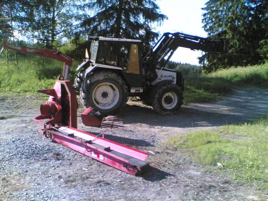 Klapikoneen koppulointia
Piti pilkekoneesta vähän kuljetinta oikoo ja muutenki kattoo mitä oli syöny.. Taitaapa tuo ihan iskussa olla, toi kuljetin vaan on turhan kapea :/ Ja Valmet 855 on taustalla
