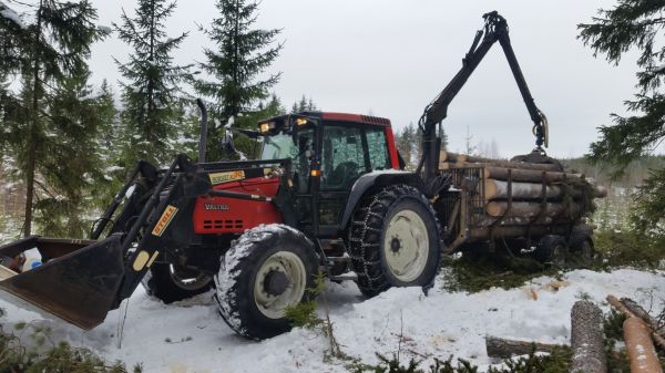 Valtra metsässä
Valtra 6850, Joutsa 30 ja tukkikuorma
Avainsanat: valtra 6850 joutsa 30