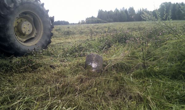 Yllätyksiä kasvustossa
Eipä sitä sitten näkynyt pitkän ja maatamyöten menevän apilan seasta... Pyykki osui tasan kahden lautasen keskelle jolloin molempien lautasten akselin poikki. Kyseinen pelto ei ole oma !
Avainsanat: elho, arrow, kivipyykki, lautanen